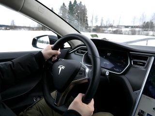 Elektromobily čelí dalšímu problému. Nejznámějšímu autu na elektřinu za jízdy upadává volant