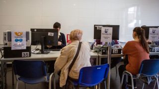 Česká pošta ruší pobočky a propouští. Zároveň ale hledá nové zaměstnance