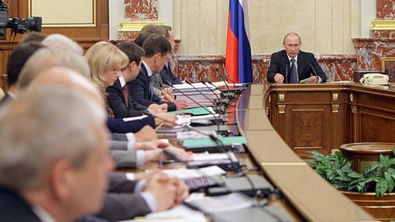 Pod Putinem se třese židle. Nová kniha odkrývá, kdo ho může ve funkci nahradit 1 vladimir putin stul jednani
