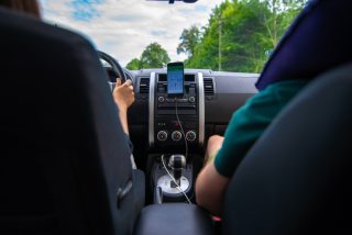 Řidiči se díky nové mobilní aplikaci udávají navzájem