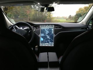 Nejdřív si řidiče natočí bez souhlasu, potom upadne volant během jízdy: Automobilka Tesla čelí nejednomu skandálu
