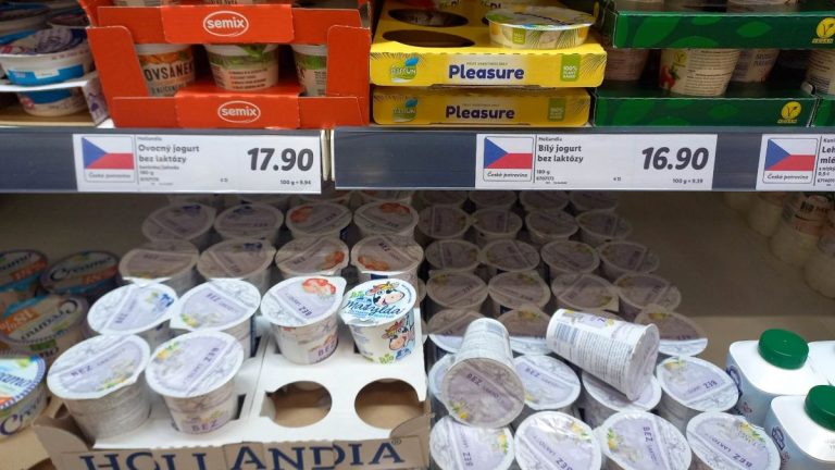 Jogurty v českých regálech jako definice tragédie: Stejná značka má v Německu úplně jiné složení a cenu 1 jogurt regal lidl