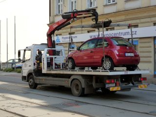 Ráno chtěl jet do práce a auto nikde. Města řidičům odtáhnou i správně zaparkovaná vozidla
