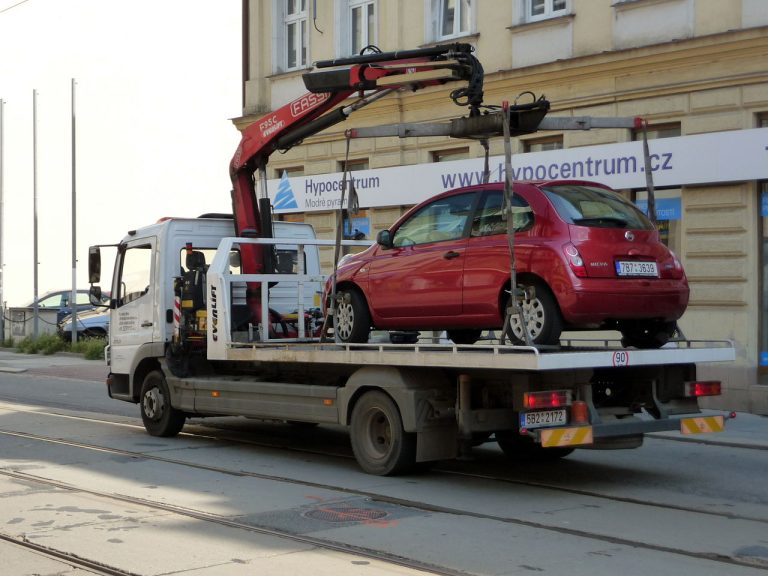 Ráno chtěl jet do práce a auto nikde. Města řidičům odtáhnou i správně zaparkovaná vozidla 1 odtah vozu