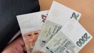 Stát řekl: Statisícům zaměstnanců se v září zvýší plat. Dostanou přidáno tisíce korun měsíčně