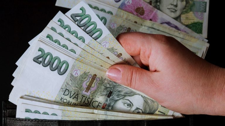 penize ceske bankovky v zenske ruce edited