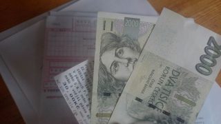 Stát začal Čechům rozdávat peníze. Musíte se o ně ale přihlásit. Kdo to neudělá, ten přijde o 300 000 Kč