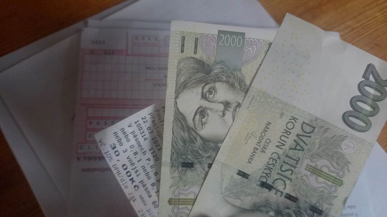 penize jizdenka bankovky