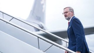 Politici lidem radí, jak šetřit na jídle a energiích. Sami přitom létají na výlety za peníze daňových poplatníků