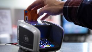 Platba kartou až od určité částky. Pokud zákazník bude pod limitem, nemůže nakoupit