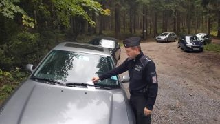 Vláda rozhazuje peníze a chce je získat zpátky od lidí. Policisté dostali pokyn, aby pokutovali i za maličkosti