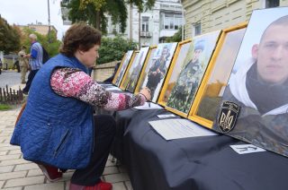 Putin rodinám nasliboval první poslední, realita je ale jiná: Manželka mrtvého vojáka si stěžuje na nevhodnou náhradu