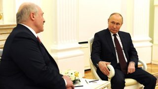Schůzka, která má v Moskvě utužit narušené vztahy. Lukašenko a Putin se dnes sejdou