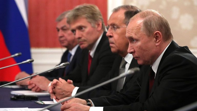 Začínají mít snad Rusové slitování? Kreml je kvůli videu popravy Ukrajince v šoku 1 putin peskov jednani