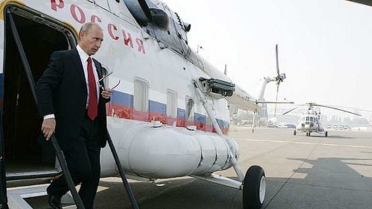 Putin je zoufalý a utrápený: Podle expertky na řeč těla je to na něm vidět na první pohled 1 putin vrtulnik