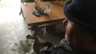 Děláte tohle? Stát vám z vašeho důchodu vezme 14 916 Kč a budete živořit. Muži z Prahy se to stalo, teď musí večeřet psí granule