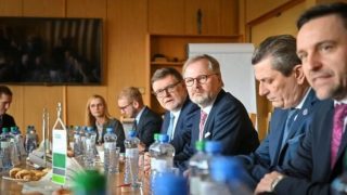 Politici si myslí, že berou málo peněz, tvrdí reportér. Jenom za letošní rok si přitom zvýšili platy o desítky tisíc