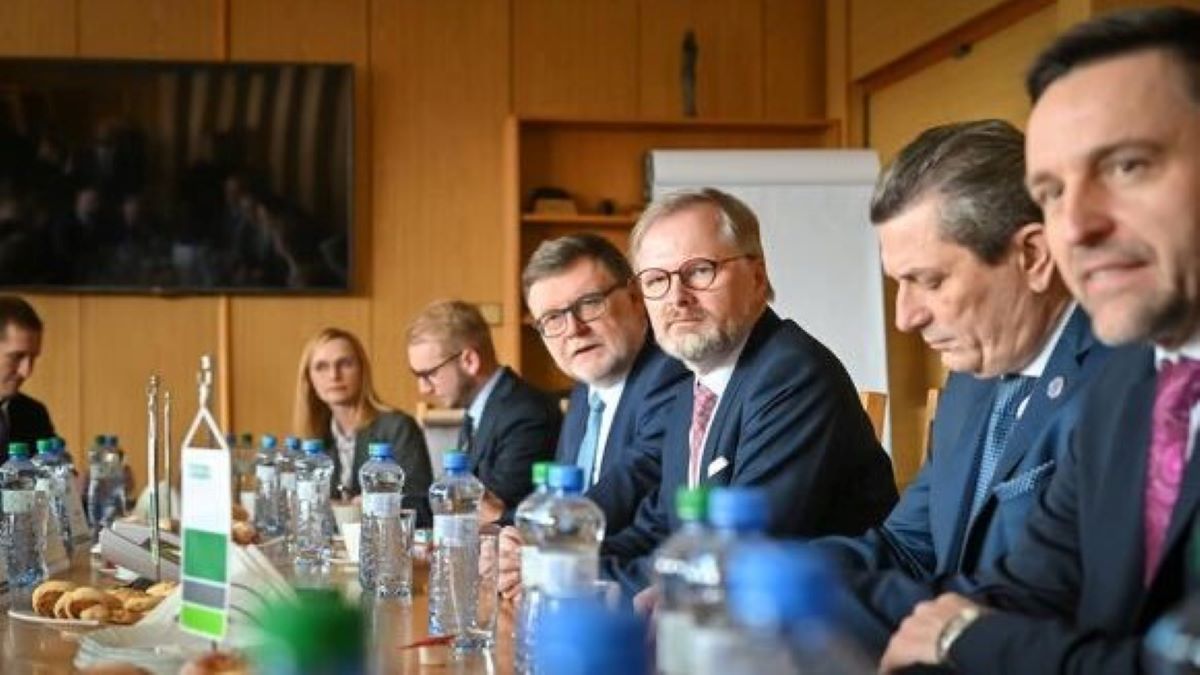 Politici si myslí, že berou málo peněz, tvrdí reportér. Jenom za letošní rok si přitom zvýšili platy o desítky tisíc