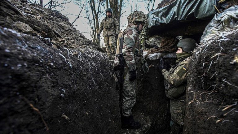V ukrajinských zákopech se šíří superbakterie, na které běžné léky nefungují. Mohou se dostat do světa 1 zakopy vojaci valka