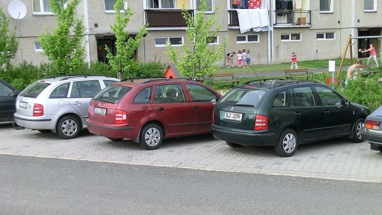auta auto vuz automobil skoda fabia parkoviste