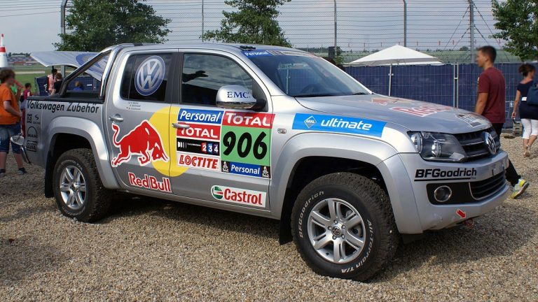 Češi si na auta lepí různé samolepky. ”Zetka” a členové klubů jsou v provozu ale obzvlášť nebezpeční 1 auto zavod dakar samolepky