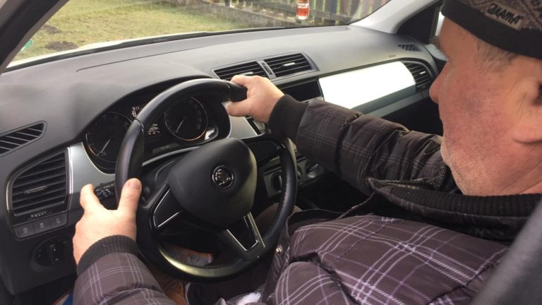 Konec seniorů za volantem: Spousta z nich bude muset povinně odevzdat řidičák. K lékaři a na nákup půjdou autobusem, nebo pěšky 1 duchodce auto volant
