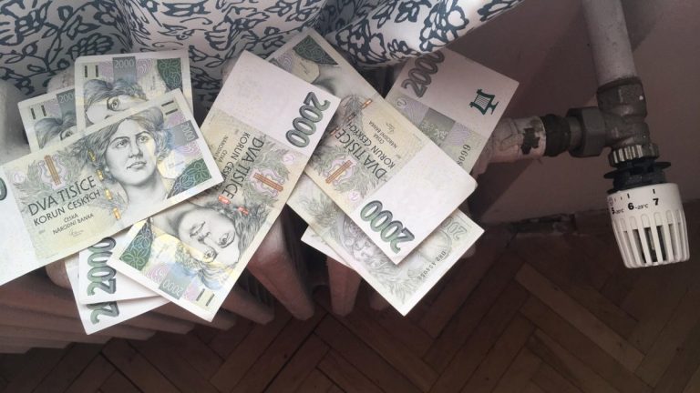 Tohle se může zítra stát i vám: Nedoplatek 200 000 korun na energiích. Ani si toho nevšimnete a už se vezete 1 energie penize topeni