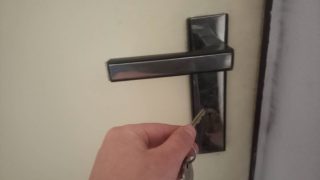 Když nájemníci odmítají opustit bydlení: Majitelé bytů nezmůžou téměř nic. Vystěhování může trvat měsíce