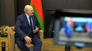 Lukašenko se po dlouhé době ukázal na veřejnosti. Na ruce měl obvaz