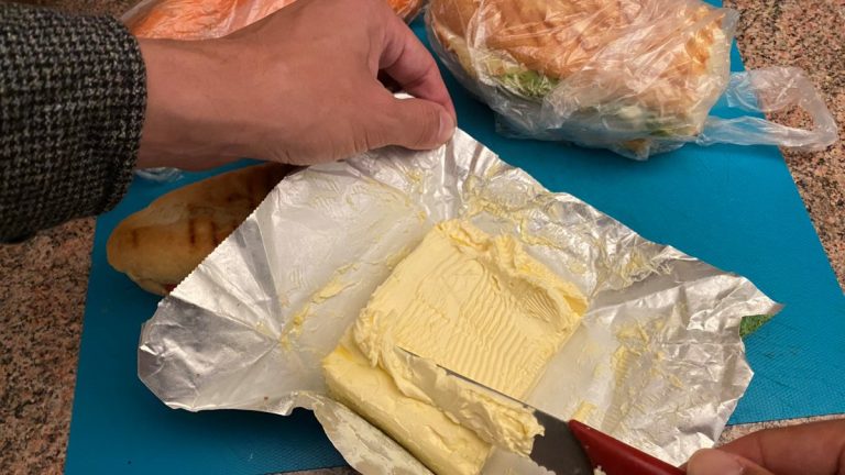 Kdo u pokladny v obchodě předloží jednu věc, ten dostane máslo s 50% slevou. Pospěšte si, než ho ostatní vykoupí 1 maslo svacina