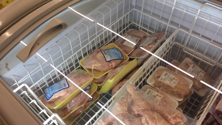 0,5kg kuřecího za 700Kč: V Česku realita. Pokud si nezkontrolujete účtenku, obchody vás budou nadále okrádat o peníze 1 maso mrazak