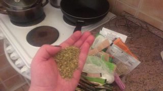 Na trhu se objevilo závadné oregano. Jeho konzumace může způsobit poškození jater