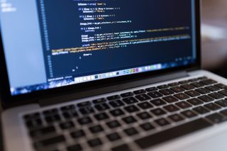 Umělá inteligence práci bere, ale i přináší: Odborníkovi na AI se v Česku nabízí až 100 tisíc měsíčně