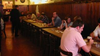 Konec oblíbených jídel. Stát přišel s nápadem, který odstraní z nabídky restaurací všechny tyto pokrmy