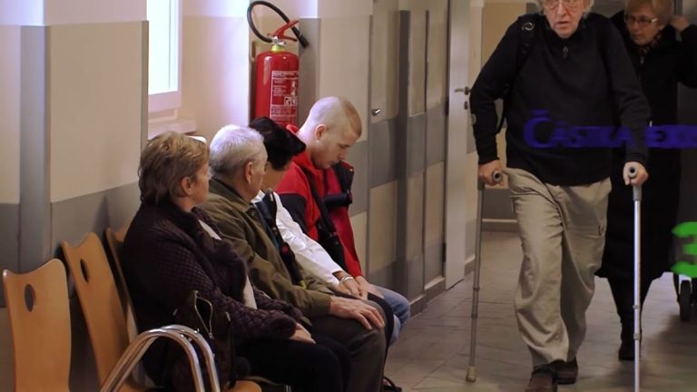 Senioři dělají zásadní chybu, kvůli které přicházejí o peníze. Přitom si mohou snadno přilepšit o několik tisíc korun 1 seniori senior urad prace cekarna