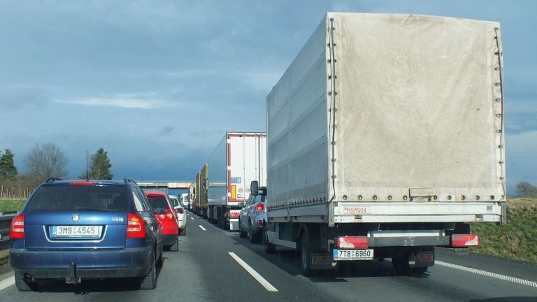 2 roky vězení za jedinou jízdu autem: Čechům hrozí na silnicích velké problémy. Policie s nimi nebude mít slitování 1 silnice ceta kamion