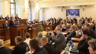 Co se stane politikovi, který spáchá něco nezákonného: Tresty jsou ve srovnání s běžnými občany až směšně malé