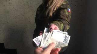 Vojačka okradla důchodkyni o tisíce korun. Trest nedostala, v armádě zůstane