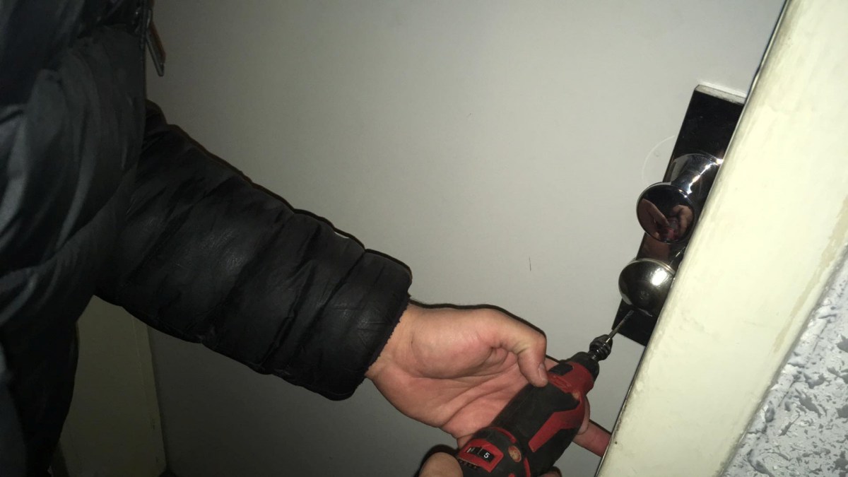 Zeptali jsme se pražského zámečníka, kolik bere měsíčně. Z částky, kterou nám prozradil, se vám protočí panenky