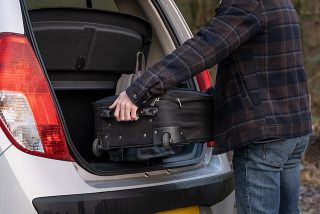 Automechanici varují řidiče: Před cestou na dovolenou je nutné zkontrolovat si povinnou výbavu a hladinu oleje