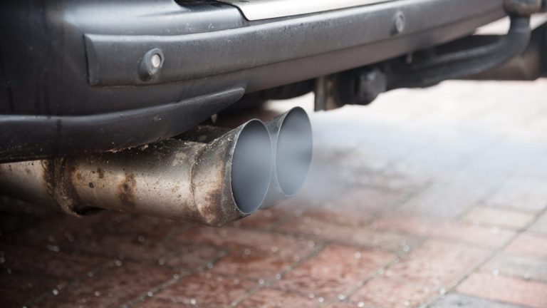 Česko má z ostudy kabát: V žebříčku největších producentů emisí jsme dopadli úplně tragicky 1 auto vyfuk edited