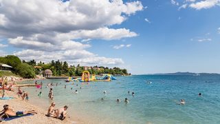 Lidem, kteří se chystají na letní dovolenou se teď kvůli kurzům vyplatí směnit peníze