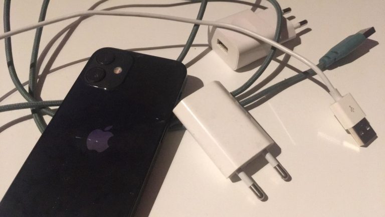 Na trhu se podle ČOI objevila nebezpečná nabíječka pro iPhone 1 iphone nabijecky