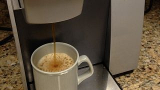 Bude snad káva nově jen pro bohaté? Plánuje se brutální zdražení. Nová cena bude natolik vysoká, že si ji dovolí málokdo