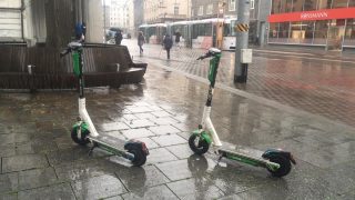 Pro elektrokoloběžky by ve městech mohl nově vzniknout speciální koridor na silnici