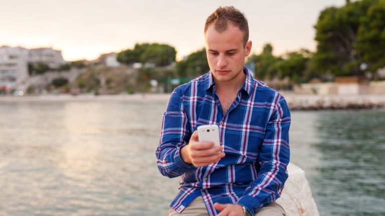 Využívání internetu na dovolené se může lidem prodražit: V zemích 3. zóny si operátoři účtují přes 300 000 Kč za 1 GB dat 1 mz pobrezi more mobil