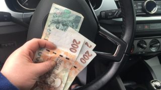 Vlastníte automobil? Za tento povinný poplatek si v roce 2025 masivně připlatíme. Nevyhne se tomu nikdo