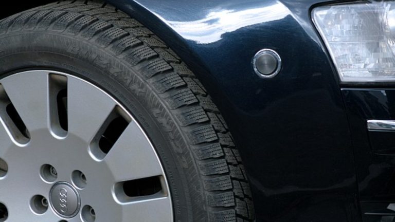 Od letošního října hrozí mastná pokuta za používání některých zimních pneumatik. Výmluvy policii zajímat nebudou 1 pneu audi auto