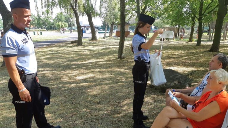 Nová pravidla při cestě na dovolenou 2023: Klidně vás zesměšní před zraky všech cestujících, obrovská ostuda 1 policie leto dovolena policista