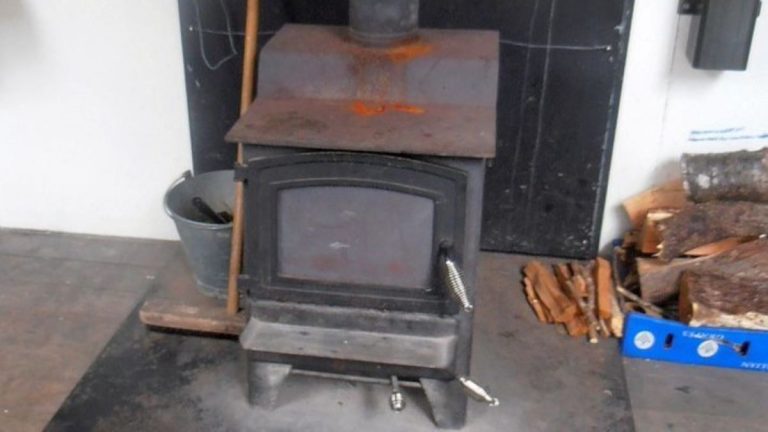 Češi dali nadobro sbohem předraženým energiím: Přišli totiž na to, jak si doma topit zcela zadarmo 1 topeni kamna drevo vytapeni krb